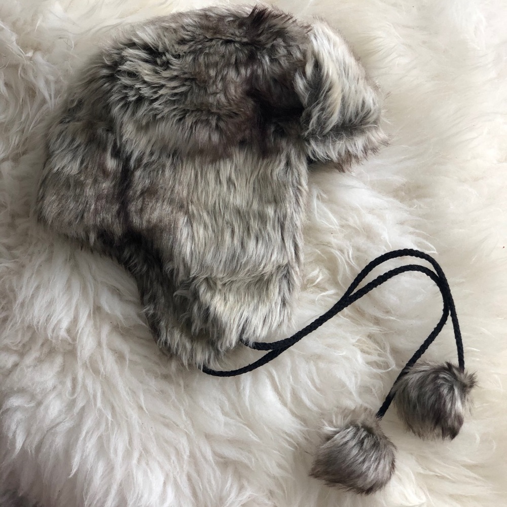 LE CHATEAU Faux fur winter hat. Size youth
